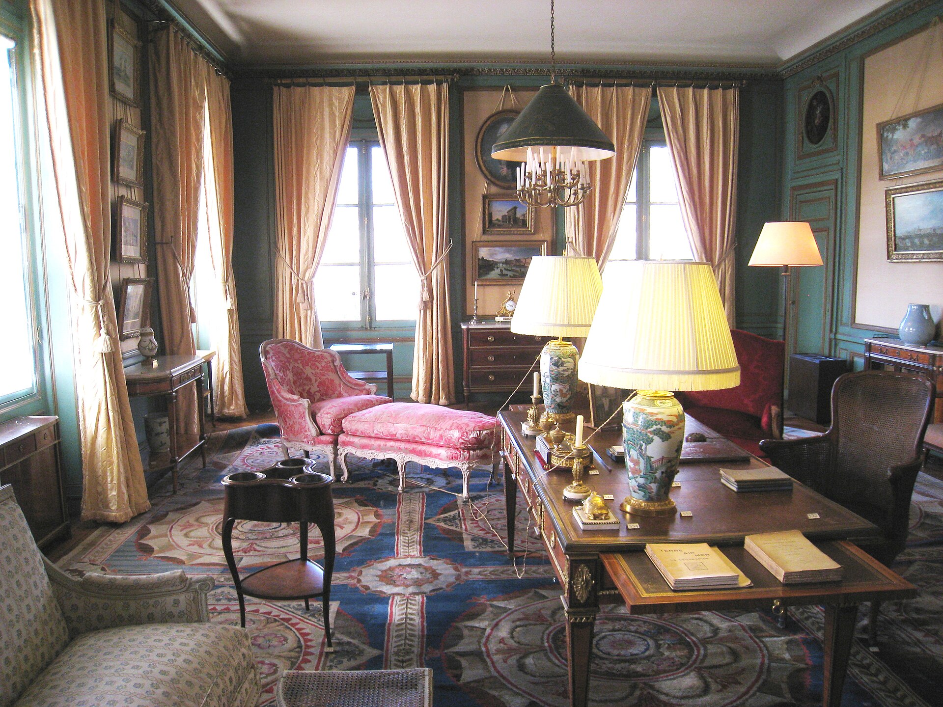 Bureau-salon parisien, deux fenêtres et tapis
