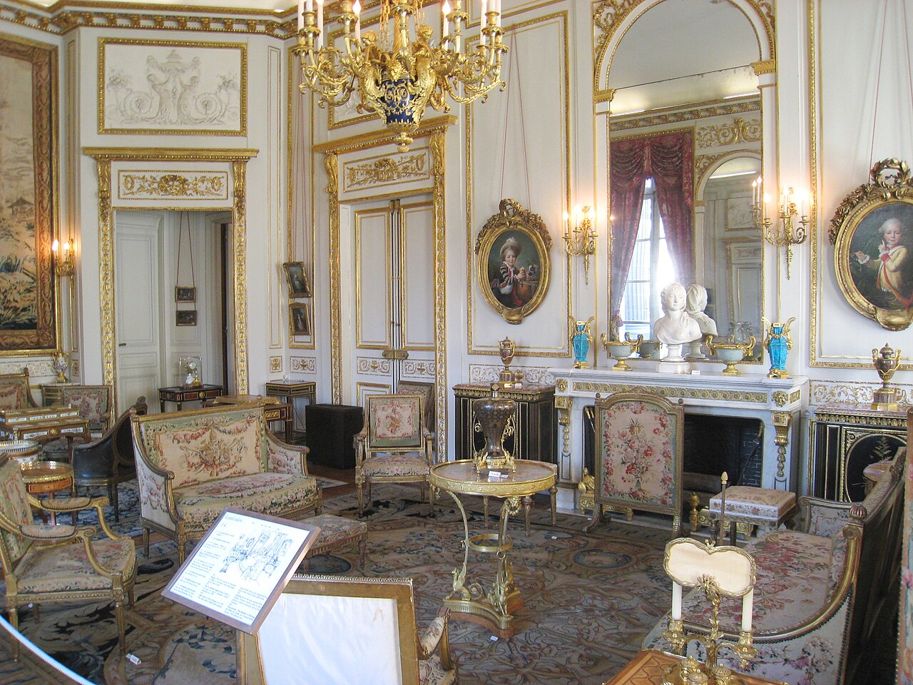 Grand salon parisien, moulures et cheminée de marbre