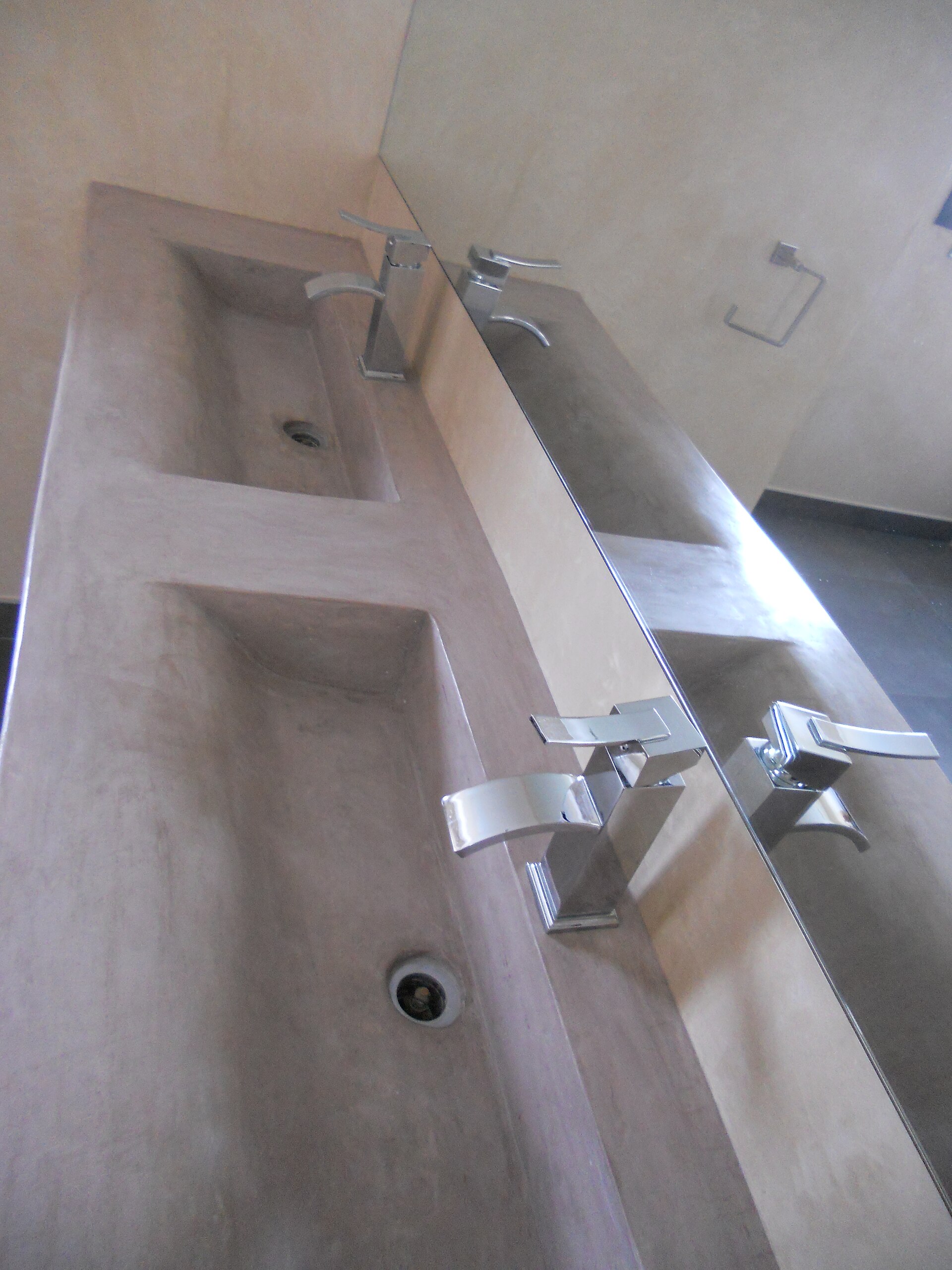 Vasque de chaux aérienne, surface tendue et robinet