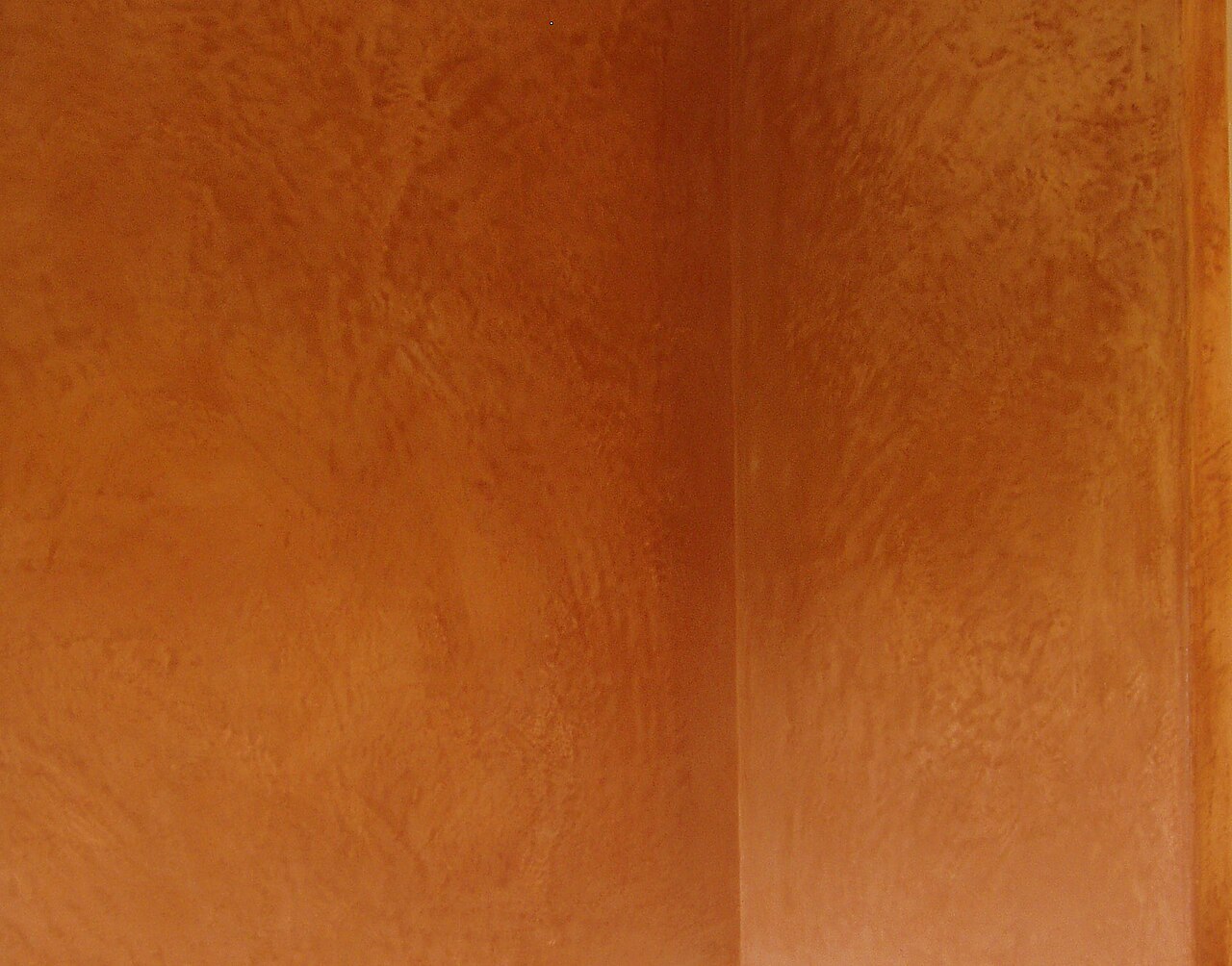 Angle d’un échantillon de stuc ocre, grain serré
