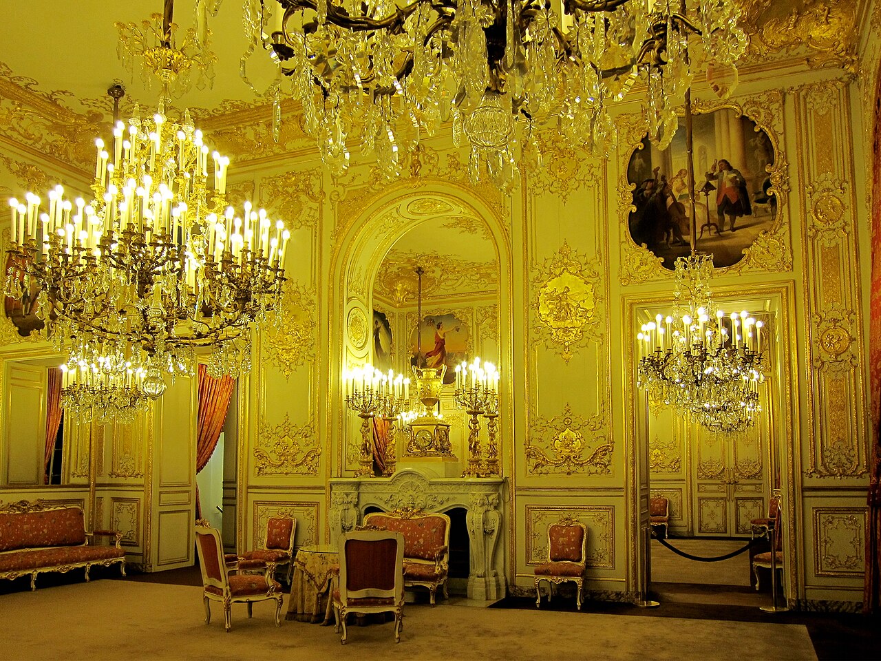 Salon sous lustres