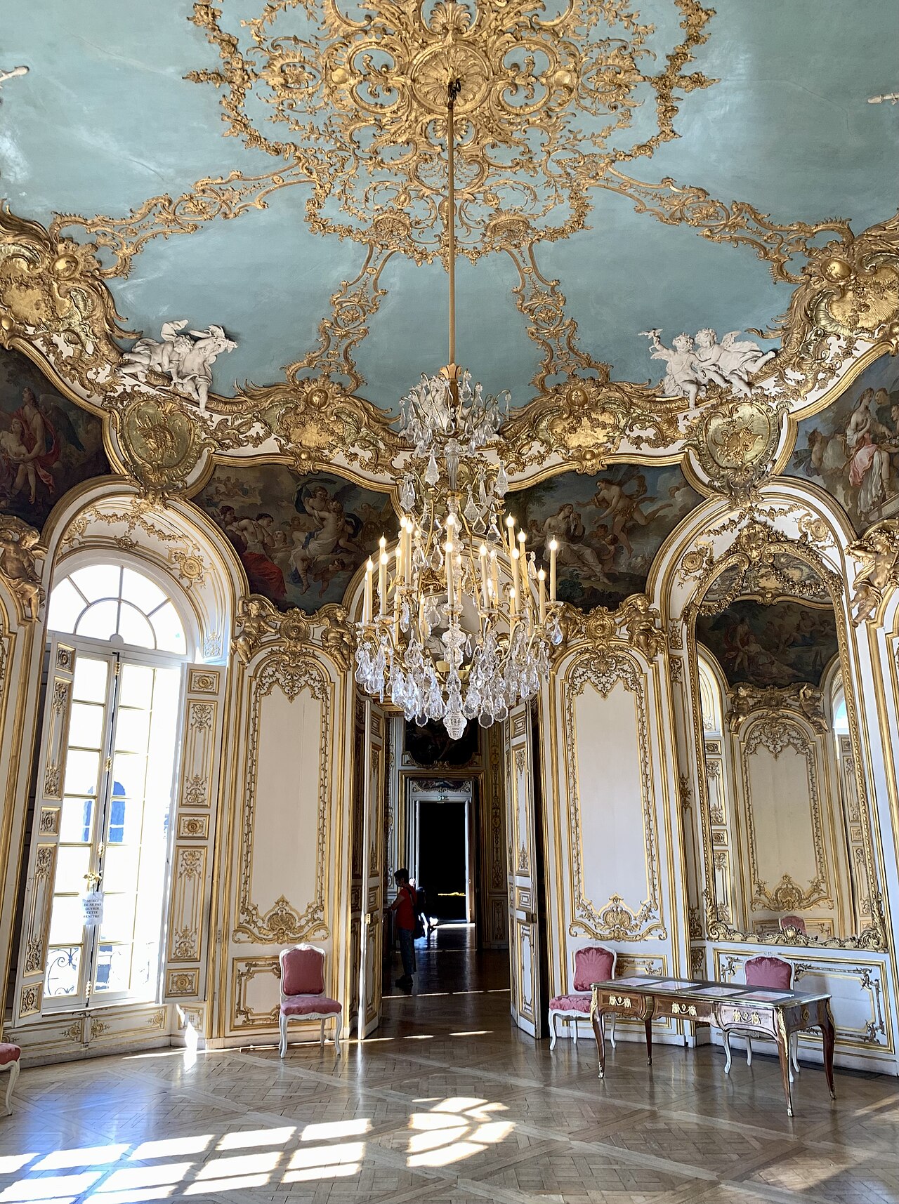 Salon parisien, portes-fenêtres et parquet au soleil