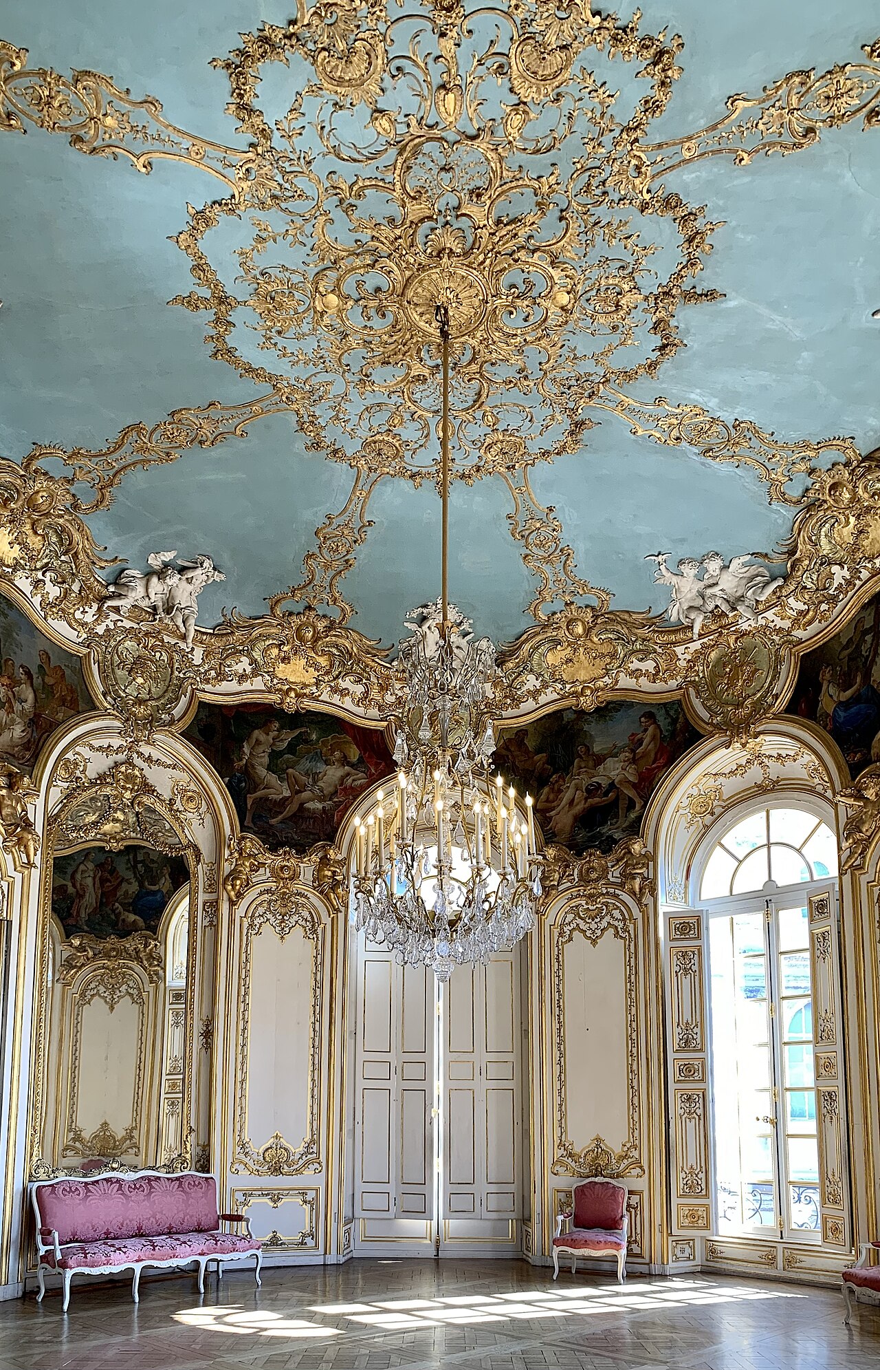 Salon ovale parisien, parquet et lumière sur les volumes